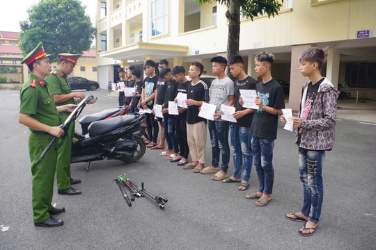 Tạm giữ hình sự 11 thanh, thiếu niên mang hung khí rượt đuổi nhau trên phố