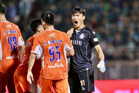 Bùi Tiến Dũng lọt top 10 thủ môn đắt giá nhất V-League 2025/2026