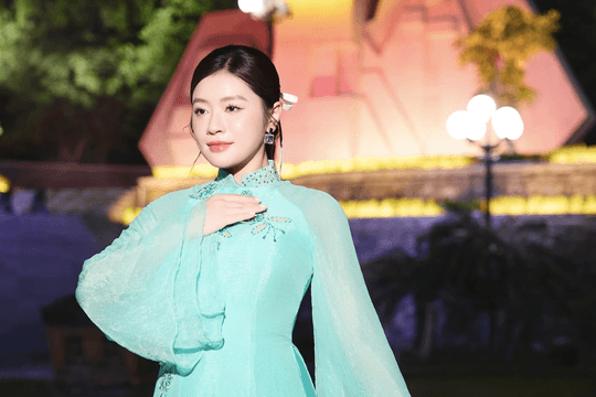 Sao mai Thu Hằng nghẹn ngào hát tri ân anh hùng liệt sĩ tại Nghĩa trang Đường 9