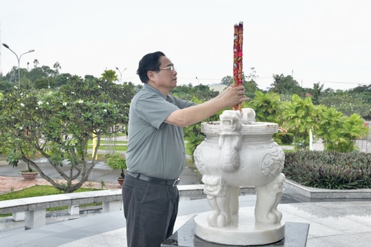 Thủ tướng Phạm Minh Chính tri ân các Anh hùng liệt sĩ, thăm các gia đình chính sách ở An Giang
