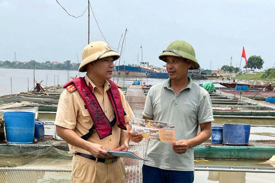 CSGT đường thuỷ Bắc Ninh hỗ trợ dân ứng phó với cơn bão số 3