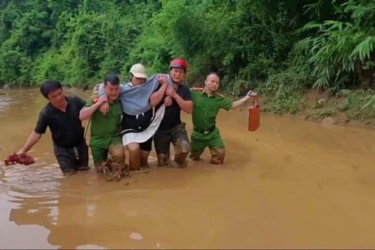 Vượt lũ, lội bùn đưa sản phụ suốt chặng đường 20km đi sinh