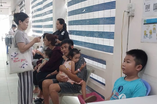 Ca sốt xuất huyết nặng tăng mạnh, bệnh viện TP.HCM kê thêm giường