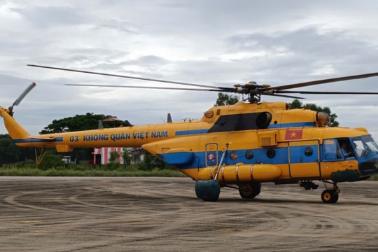 Trực thăng thả lương thực, thực phẩm cứu trợ xuống nơi bị lũ cô lập ở Nghệ An