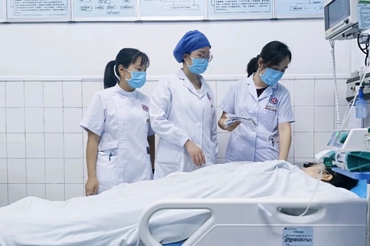 Nữ sinh nguy kịch vì chỉ ăn rau xanh, thuốc nhuận tràng suốt 2 tuần để giảm cân