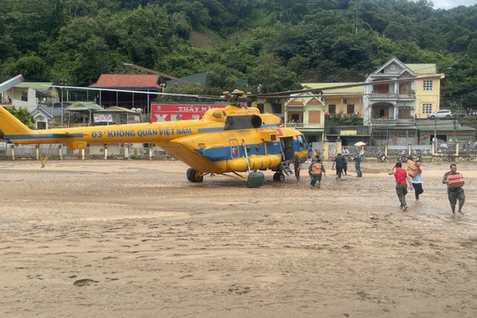 Trực thăng MI-171 vào Nghệ An cứu trợ bà con vùng lũ
