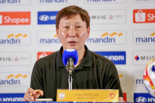 HLV Kim Sang-sik nhắn học trò: Vào chung kết, gặp đội nào cũng thắng được