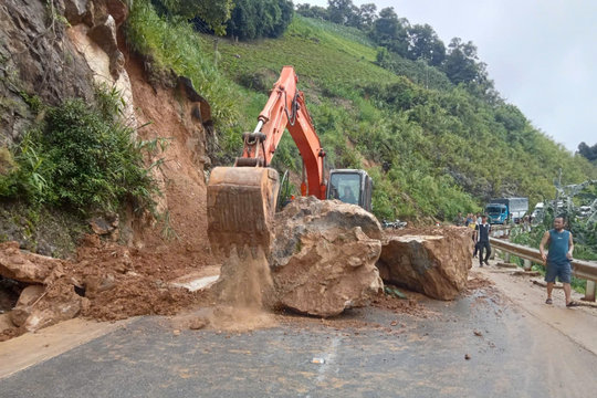 Mưa lớn gây sạt lở đất đá, ách tắc giao thông nhiều nơi tại Sơn La