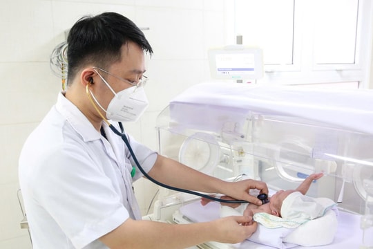 Hành trình 103 ngày nuôi sống bé gái sinh cực non chỉ nặng 550 gram