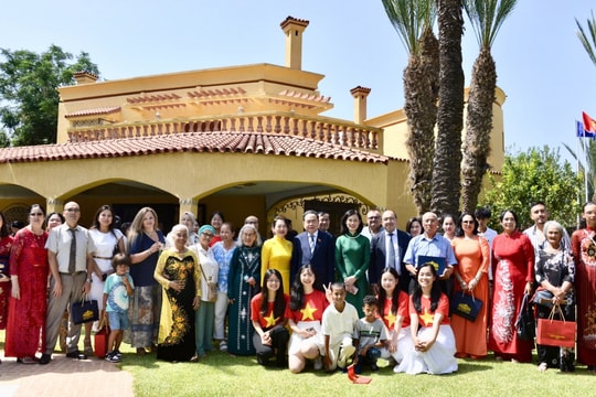 Chủ tịch Quốc hội gặp Đại sứ quán và cộng đồng người Việt tại Morocco