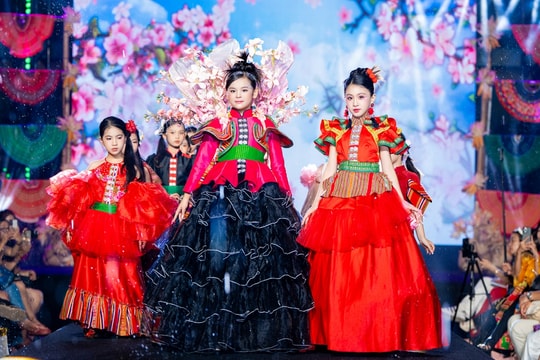 Di sản Tây Bắc: Thổ cẩm, khèn môi, váy xòe rực rỡ trên sàn catwalk