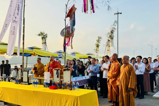 Cầu siêu tưởng niệm 39 nạn nhân vụ lật thuyền Vịnh Xanh 58 trên Vịnh Hạ Long