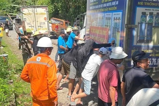 Tai nạn liên hoàn giữa 3 ô tô đang đi cứu trợ người dân vùng lũ ở Nghệ An