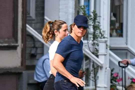 Tom Cruise công khai nắm tay tình tứ Ana de Armas