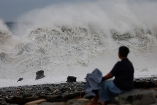 Sóng thần vẫn tiếp tục đổ vào Nhật Bản