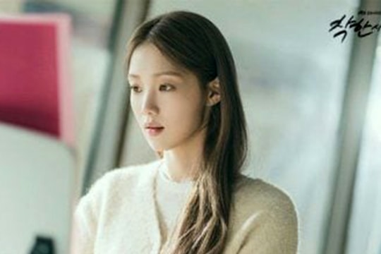 Lee Sung Kyung gây ấn tượng trong “The Nice Guy” vì quá xinh cho vai bồi bàn