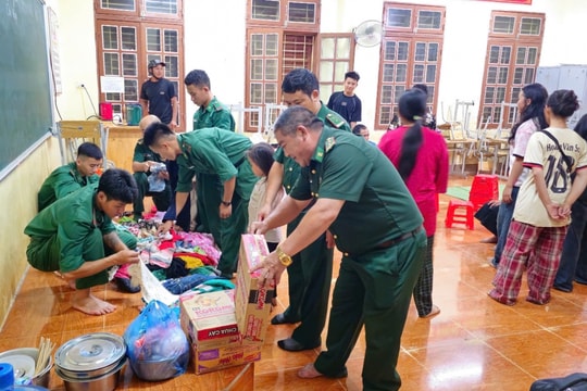 Bộ đội biên phòng Sơn La hỗ trợ bà con vùng lũ tránh trú an toàn trong đêm