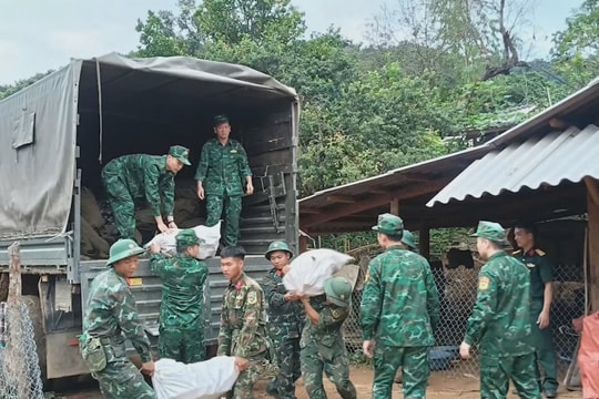 Bộ đội Điện Biên dựng nhà bạt ở tạm cho người dân vùng lũ Háng Pu Xi