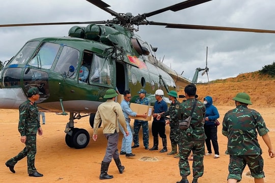 Điện Biên thiệt hại nặng vì mưa lũ, trực thăng tiếp tục thả hàng cứu trợ vùng cô lập