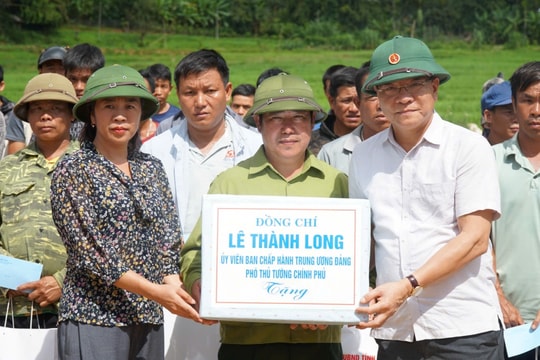 Phó Thủ tướng Lê Thành Long thăm, tặng quà người dân vùng lũ Sơn La