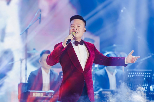 NSƯT Hoàng Tùng kể chuyện tình yêu bằng giọng thính phòng đầy cảm xúc