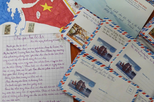 Vùng 4 Hải quân nhận và trao hàng trăm lá thư viết tay tới quân dân đặc khu Trường Sa