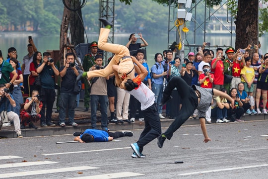Kịch tính màn biểu diễn võ thuật quật ngã tội phạm của nữ CSGT Hà Nội