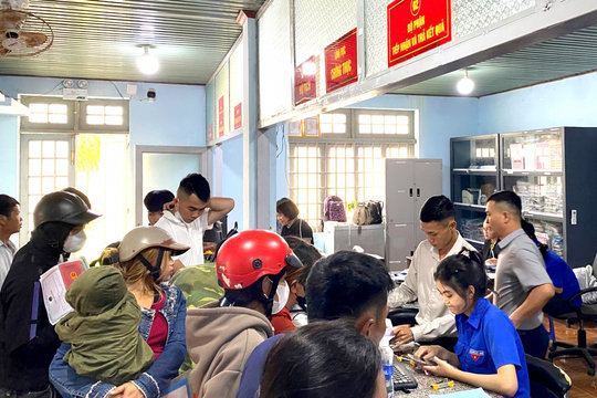 Đoàn viên thanh niên Đắk Lắk tích cực hỗ trợ người dân thành thạo ứng dụng số