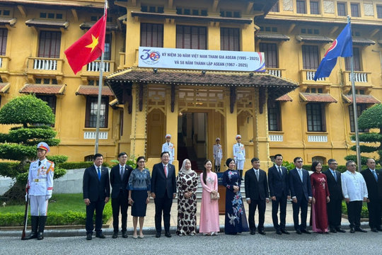 Lễ thượng cờ kỷ niệm 58 năm Ngày thành lập ASEAN
