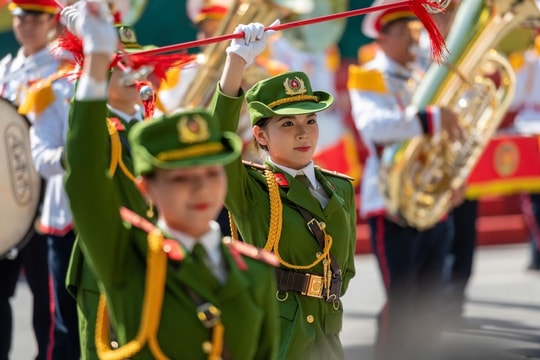 Cảnh sát của 7 quốc gia trình diễn nhiều tiết mục nghệ thuật bên bờ hồ Hoàn Kiếm