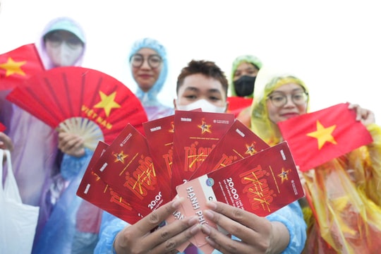 Khán giả đội mưa xếp hàng 10 tiếng chờ xem concert 'Tổ quốc trong tim'