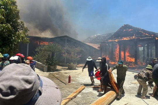 Cháy lớn thiêu rụi 5 căn nhà ở Hà Tĩnh