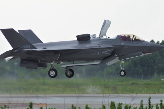 Tiêm kích F-35B của Anh hạ cánh khẩn cấp xuống Nhật Bản