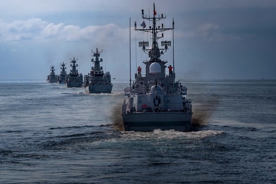 Tàu mặt nước luyện tập đội hình diễu binh trên biển