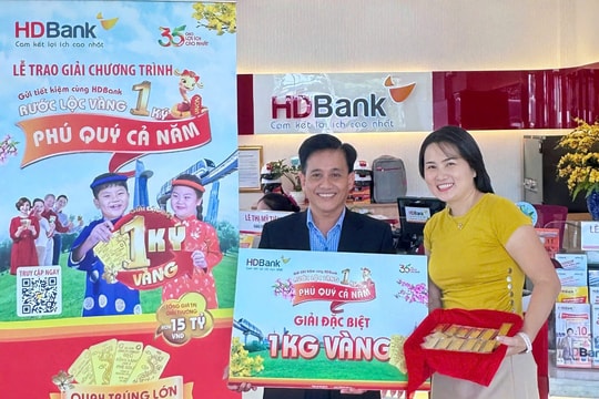 Một nữ khách hàng tại TP.HCM “rinh” ngay 1 ký vàng khi gửi tiết kiệm HDBank