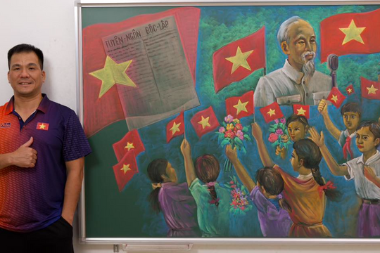 Thầy giáo dùng phấn màu tái hiện khoảnh khắc lịch sử 2/9 chân thực từng chi tiết