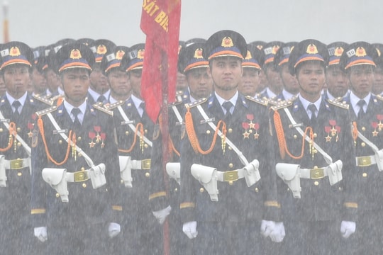 Hàng vạn chiến sĩ hiên ngang tổng hợp luyện diễu binh A80 giữa cơn mưa trắng trời