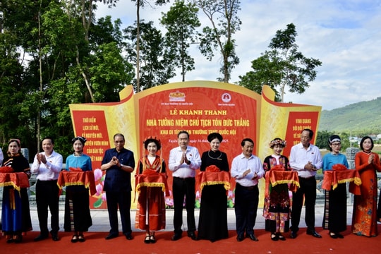 Chủ tịch Quốc hội dự Lễ khánh thành công trình Nhà tưởng niệm Chủ tịch Tôn Đức Thắng