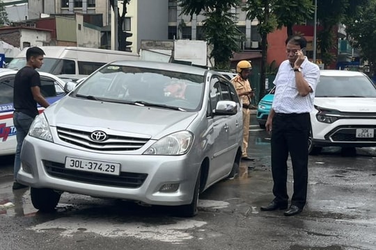 Ô tô 7 chỗ bất ngờ bị sụt xuống "hố tử thần" trên đường Nguyễn Chí Thanh, Hà Nội