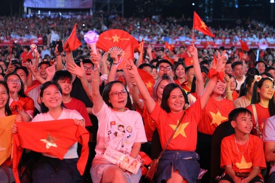 Xúc động hơn 30.000 khán giả cùng hát 'Tiến quân ca' tại sân vận động Mỹ Đình