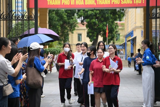 Điểm chuẩn 2025: Ngành hot tiếp tục "cháy vé", thí sinh đổ dồn vào CNTT, Báo chí, Sư phạm