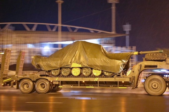 Vận chuyển khối xe pháo tham gia diễu binh về trung tâm Hà Nội trong đêm