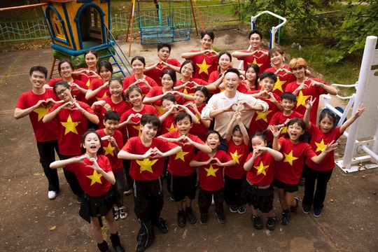 Sau “Vinh quang trên những bước chân” cùng Futsal, Hoàng Bách ra mắt MV “Yêu nụ cười Việt Nam”