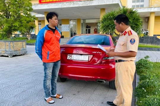 Xử phạt nam thanh niên lái ô tô kéo xe tự chế chạy trên phố để quay TikTok