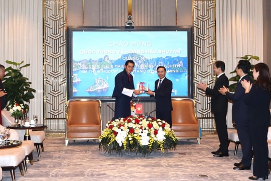 Quốc vương Bhutan thăm vịnh Hạ Long