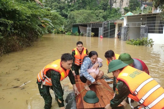 Nước sông Thanh Hoá vượt báo động 3, lực lượng chức năng cấp tập giúp dân sơ tán