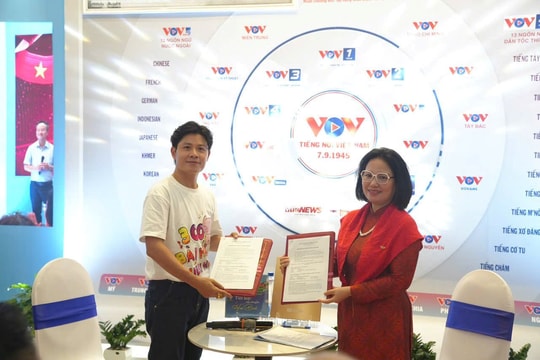 Nhạc sĩ Nguyễn Văn Chung trao tặng 300 ca khúc thiếu nhi cho Đài Tiếng nói Việt Nam