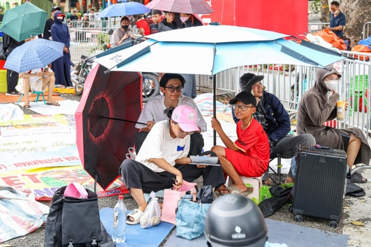 Người dân mang lều bạt, ngủ hai đêm ngoài đường để xem diễu binh 2/9