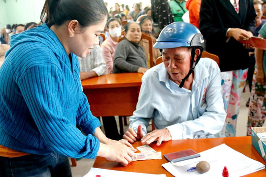 Người dân Lâm Đồng, Khánh Hòa nhận 100.000 đồng tiền trao tặng từ Chính phủ
