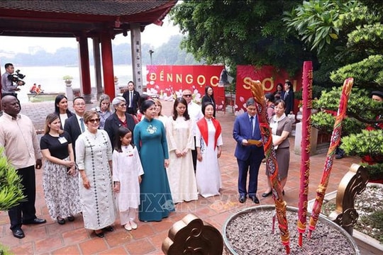 Phu nhân Ngô Phương Ly và Phu nhân Lis Cuesta Peraza tham quan đền Ngọc Sơn